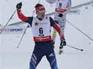 Maxim Vyleganin triumfáln slaví vítzství ve skiatlonu na MS ve Falunu.