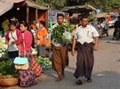 Typický oblek Barmánce  koile a sukn zavázaná na velký uzel u pasu.