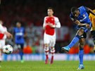 GÓLOVÁ RÁNA. Monacký záloník Geoffrey Kondogbia skóruje proti Arsenalu.