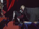 Madonna mla píli siln uvázaný plá a jeden z taneník, který ml za nj ...