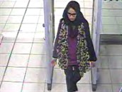 Patnáctiletá Šamina Begumová prochází bezpečnostní kontrolou na londýnském...