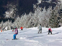 Sjezdovka Snnk A, dole vykukuje hotel Vista