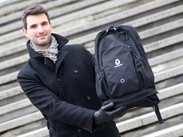 Petr Hudeček s rodinným vynálezem Bagobago.
