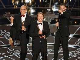 Roy Conli, Don Hall a Chris Williams se radují z Oscara pro animovaný film...