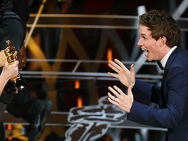 Eddie Redmayne pebírá v emocích Oscara za roli ve filmu Teorie veho (22....