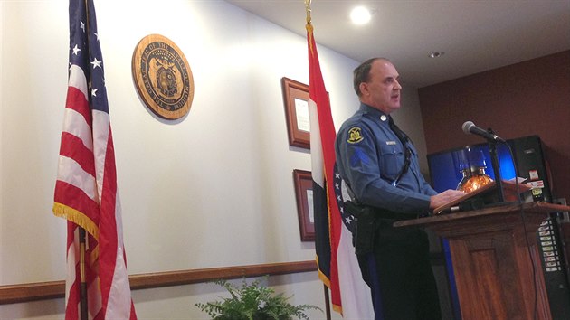 Serant Jeff Kinder z policie sttu Missouri informuje o incidentu na tiskov konferenci  v Houstonu. (27. nora 2015)
