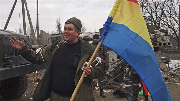 Povstalci s vlajkou Luhansku v dobytm Debalceve (19. nora 2015)