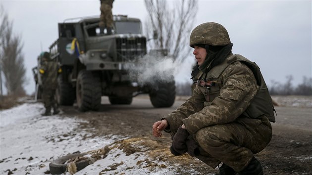 Ukrajinští vojáci nedaleko Artěmivsku (19. února 2015)