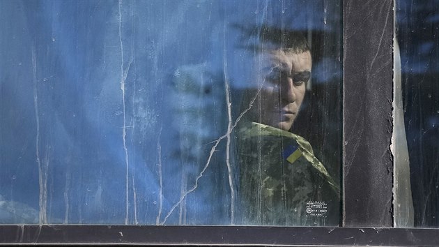 Ukrajint vojci odjdj z Artmivsku (25. nora 2015)