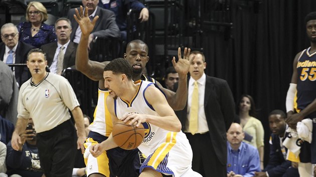 Klay Thompson z Golden State se tla pod ko, brn ho Rodney Stuckey z Indiany.