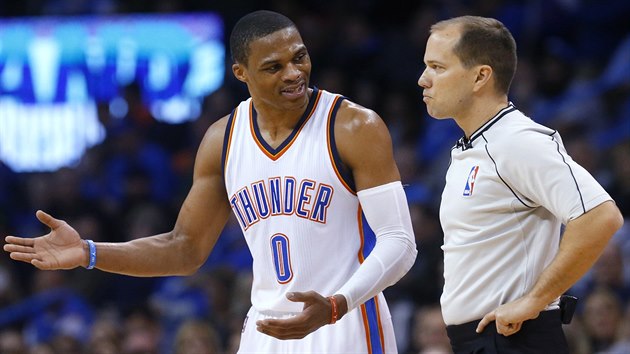 Russell Westbrook si nco vysvtluje s rozhodm.