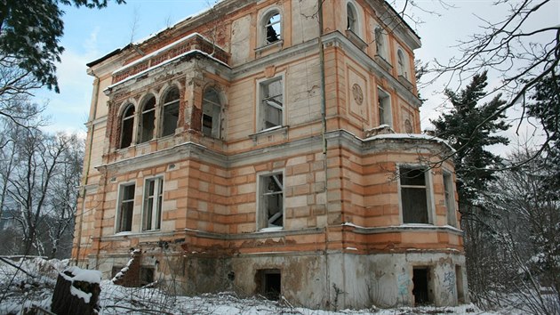 Vstavn vila tovrnka Antona Tschinkela doznala za poslednch 150 let promnu z honosnho sdla pes ozdravovnu pro dti nemocn TBC a dtskou psychiatrickou lebnu a po dnen alostn stav.