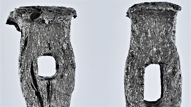 Želízka ze středověkého hornického sídliště Kremsiger u Přísečnice. Spolu s mlátkem patřila k základním pracovním nástrojům středověkého horníka. Byla upevněna na dřevěné násadě a sloužila k sekání do rudné žíly na čelbě štoly.