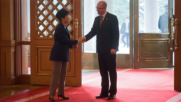 Prezidentka Jin Koreji Pak Kun-hje vt eskho premira Bohuslava Sobotku ve svm sdle (26. nora 2015).