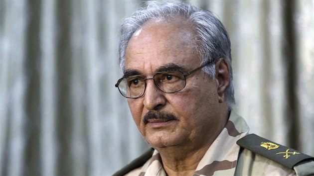 Generl Chalfa Haftar vel jednotkm v boji o druh nejvt libyjsk msto Benghz. (17. kvtna 2014)