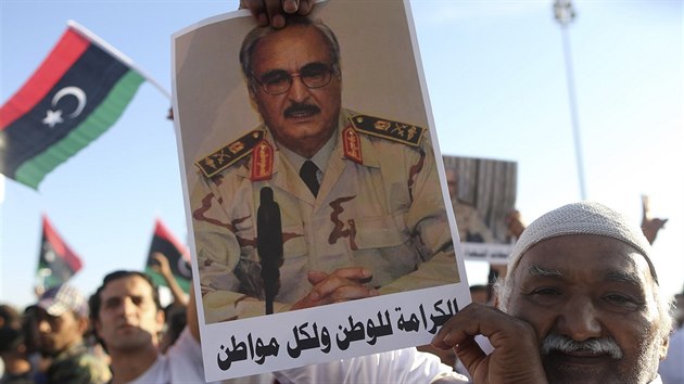 Demonstrace na podporu generla Chalfy Haftara v druhm nejvtm libyjskm mst Benghz (23. kvtna 2014).