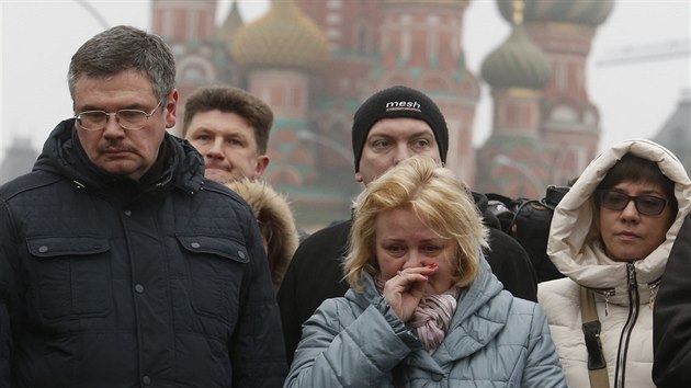 Lid navtvuj msto, kde byl zabit rusk opozin politik Boris Nmcov (28. nora 2015).