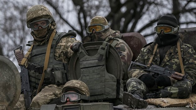 Ukrajint vojci na vchod zem (28. nora 2015).
