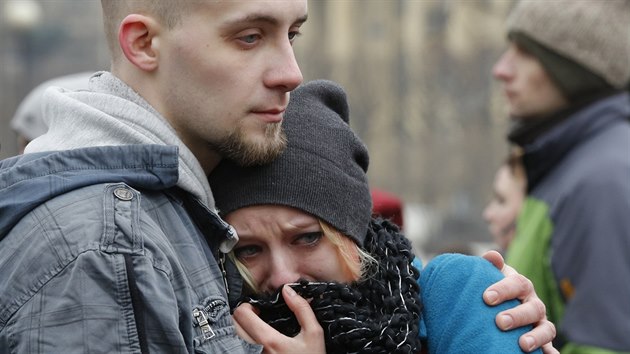Lidé v Petrohradu smutní nad smrtí opozičního politika Borise Němcova (28. února 2015).