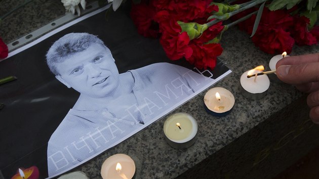 Lidé v Rusku zapalují svíčky za zabitého opozičního politika Borise Němcova (28. února 2015).