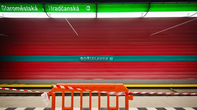 Nová stanice metra A Bořislavka je hotová, na nástupišti a okolí stanice probíhají už jen poslední úpravy a testy (20.2.2015)