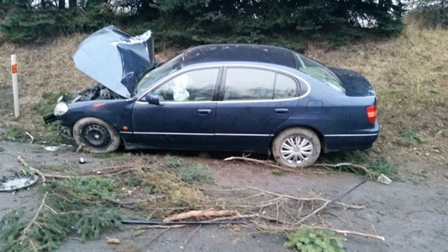 idi nedaleko Mnku pod Brdy dostal smyk, jeho auto skonilo v pkopu, kde pokosilo nkolik strom (22.2.2015)