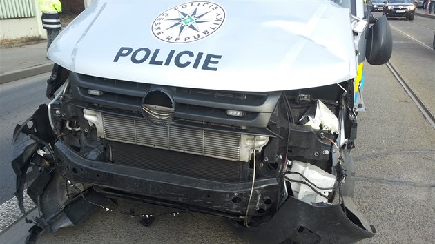 Policejn dodvka vjela v praskch Radlicch na tramvajovou zastvku, smetla dv eny (25.2.2015)