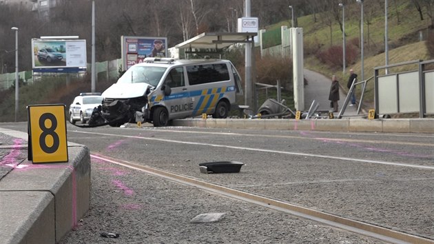 Policejn dodvka se v Radlicch srazila s octavi. Nraz ji odmrtil na tramvajovou zastvku, kde zranila dv eny (25.2.2015)