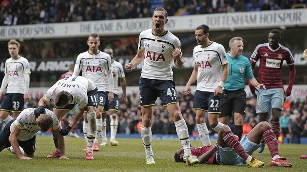 VYROVNNO! Nabil Bentaleb (uprosted) z Tottenhamu ki radost, jeho spoluhr Harry Kane (vlevo dole) prv vybojoval penaltu, po kter domc vyrovnali v utkn z West Hamem na 2:2.