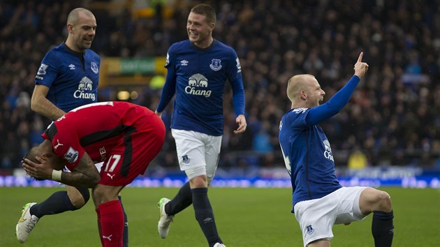 RADOST A SMUTEK. Steven Naismith z Evertonu slav gl, zatmco Danny Simpson z Leicesteru skrv hlavu v dlanch. Nakonec vak bylo vechno naopak, Everton veden neudrel a prohrl 1:2.