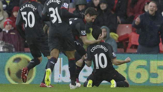 JE TAM! Coutinho z Liverpoolu slav se spoluhri vedouc gl v zpase proti Southamptonu.