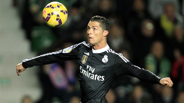 BUM! Cristiano Ronaldo z Realu Madrid napahuje ke stele bhem utkn proti Elche