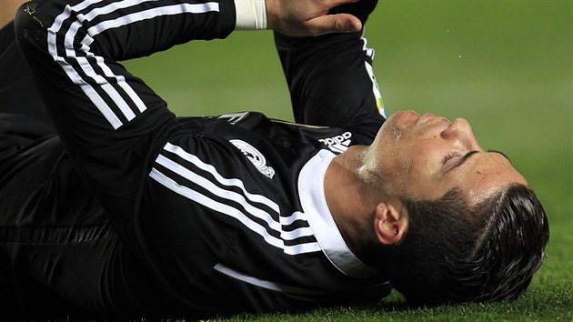 NA ZEMI. Cristiano Ronaldo le na trvnku bhem ligovho utkn Realu Madrid na hiti Elche.