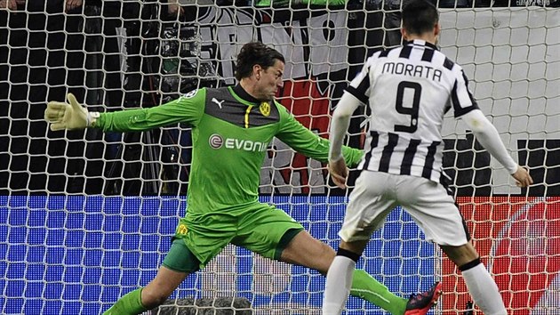 TAM NEDOSHNU. Roman Weidenfeller (vlevo), brank Borussie Dortmund, se marn natahuje na stelu Alvara Moraty z Juventusu, kter skroval na 2:1 z pohledu italskho tmu.