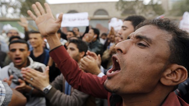 V pondl za nvrat Hadho do prezidentskho adu protestovaly tisce lid v jihojemenskm Tizzu (23. nora)