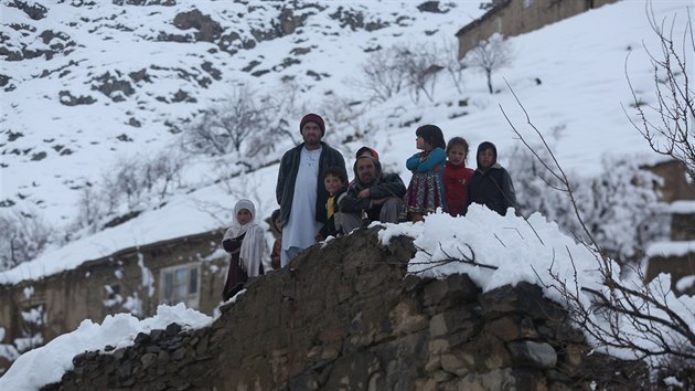 Lid z afghnsk provincie Pandr se potkaj z nsledky lavin (25. nora)