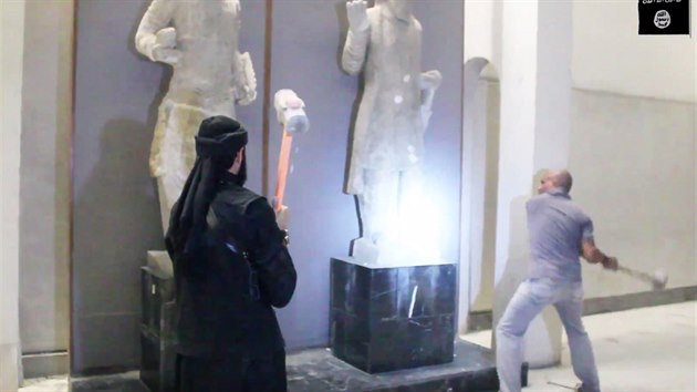 Islamist zniili sochy z dob Asyrsk e (26. nora 2015)
