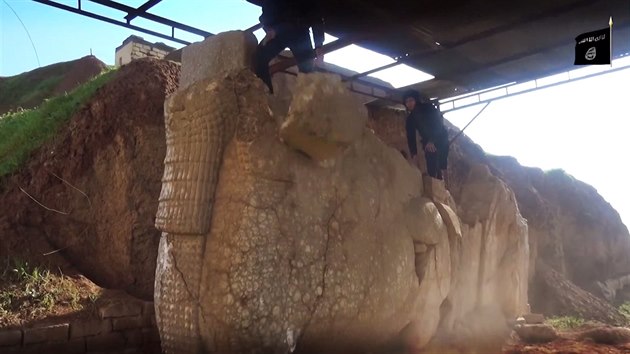 Islamisté zničili sochy z dob Asyrské říše