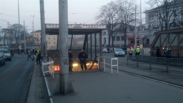 Policie kvli nahlen bomb evakuovala hlavn ndra a pilehl okol v Brn a v dalch mstech. Provoz se obnovil po pl est veer (21. nora 2015).