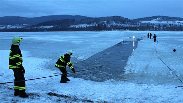Pod automobilem Peugeot se probořil tenký led na Lipenské přehradě (24. února 2015).