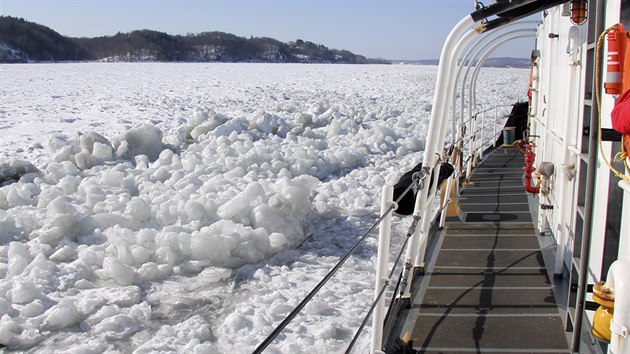 Ledoborec Sturgeon Bay proezv cestu po ece Hudson ve stt New York (27. nora 2015).