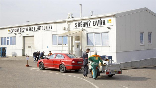 Pra�sk� slu�by. Sb�rn� dv�r v are�lu Pod �ancemi. Ilustra�n� sn�mek.
