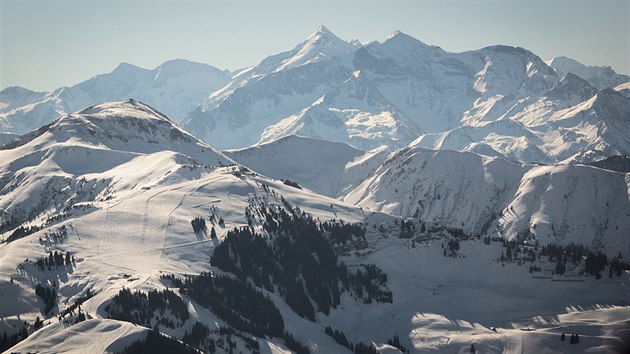 Prvn den peletu nad Alpami. Hory Hochknig severn od Zell am See, Rakousko