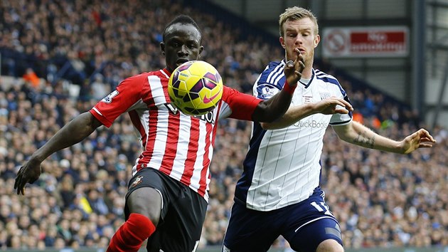 Sadio Mane ze Southamptonu (vlevo) a Chris Brunt  z West Bromwiche Albion.