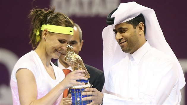 Lucie afov pebr trofej za vtzstv na turnaji v Dauh z rukou prezidenta katarsk tenisov federace.