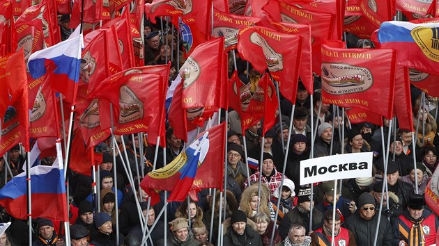 Proti loskm udlostem na kyjevskm Majdanu protestuj v rusk metropoli tisce lid (21. nora 2015).