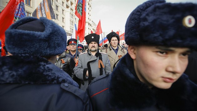 astnci demonstrace v Moskv si pipevnili na hru takzvan svatojisk stuky, jimi vyjaduj podporu proruskm separatistm bojujcm s Kyjevem (21. nora 2015).