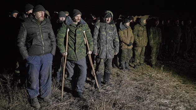 Vmna zajatc se podle zpravodaje AFP, kter byl na mst, uskutenila ve vesnici olobok, asi 50 kilometr severozpadn od povstaleck baty Luhansk (21. nora 2015).