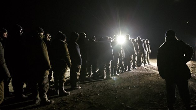 Sobotn vmna vz mezi Kyjevem a vzbouenci je nejvt od zatku roku. Minsk dohoda z minulho tdne zavazuje ob strany vmnu vech drench zajatc a rukojmch (21. nora 2015).