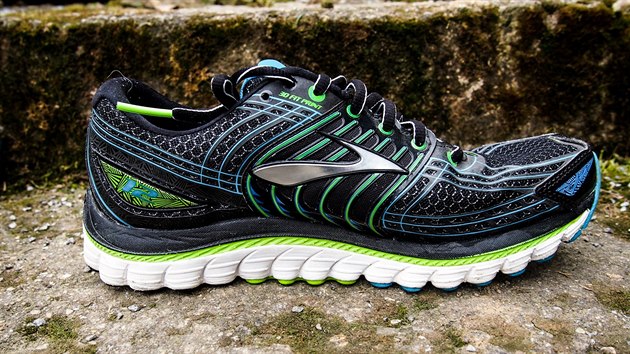 Brooks Glycerin 12 - segmentovan tlumic sms zajiuje mk a plynulej kontakt s povrchem. 3D titn svrek a zpevnn oblast kolem nrtu zvyuj stabilitu chodidla v bot.